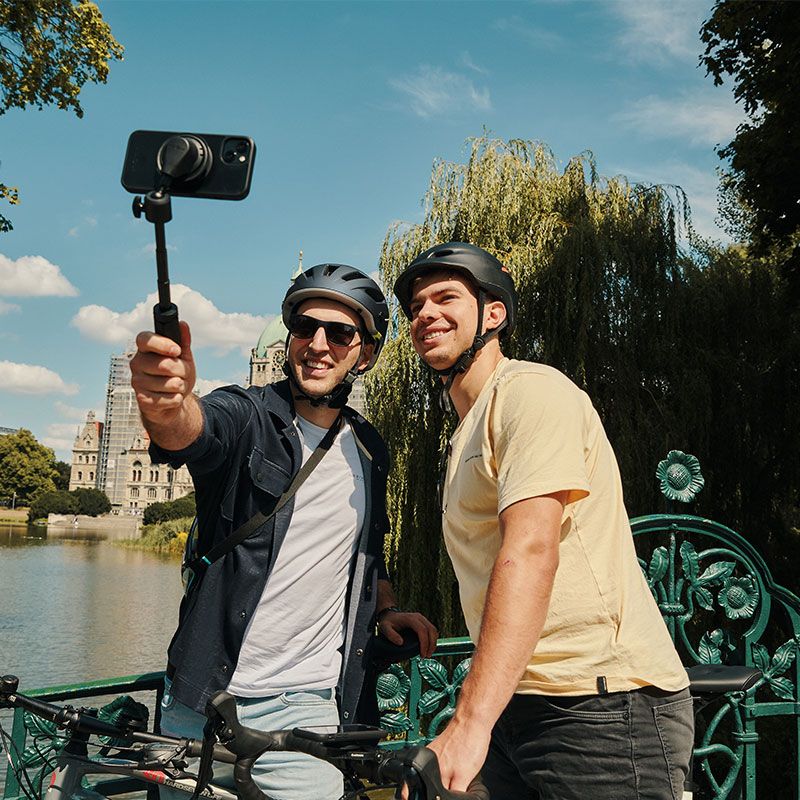 FIDLOCK-VACUUM-mini-tripod-base-location-selfie-Rathaus_800x800