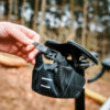 FIDLOCK-Webseite-PINCLIP-saddle-bag-S-Verschluss-ffnent