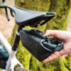 FIDLOCK-Webseite-PINCLIP-saddle-bag-S-vorhalten