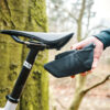 FIDLOCK-Webseite-PINCLIP-saddle-bag-S-vorhalten-vor-Baum